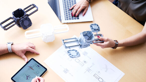 Einlasskasten mit Fixierflügel in der Entwicklung. hsb_weibel_ag_besprechung_ausschnitt_web